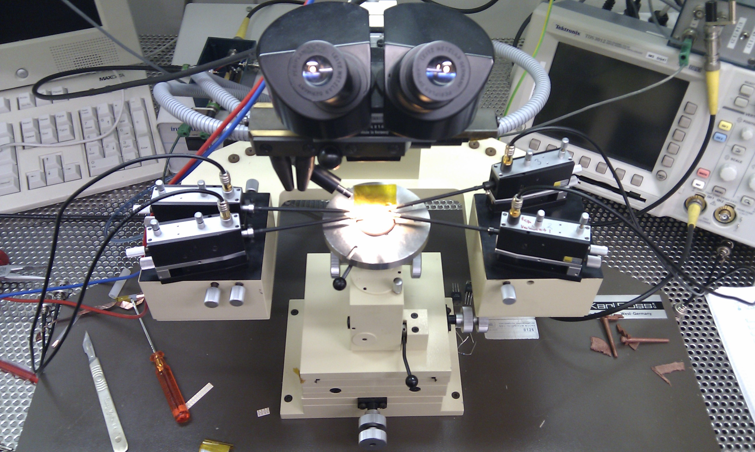 Abb. 1: 4-Punkt-Nadelprober-Mikroskop für die Leitfähigkeitsmessung. (Interstaatliche Hochschule Buchs)