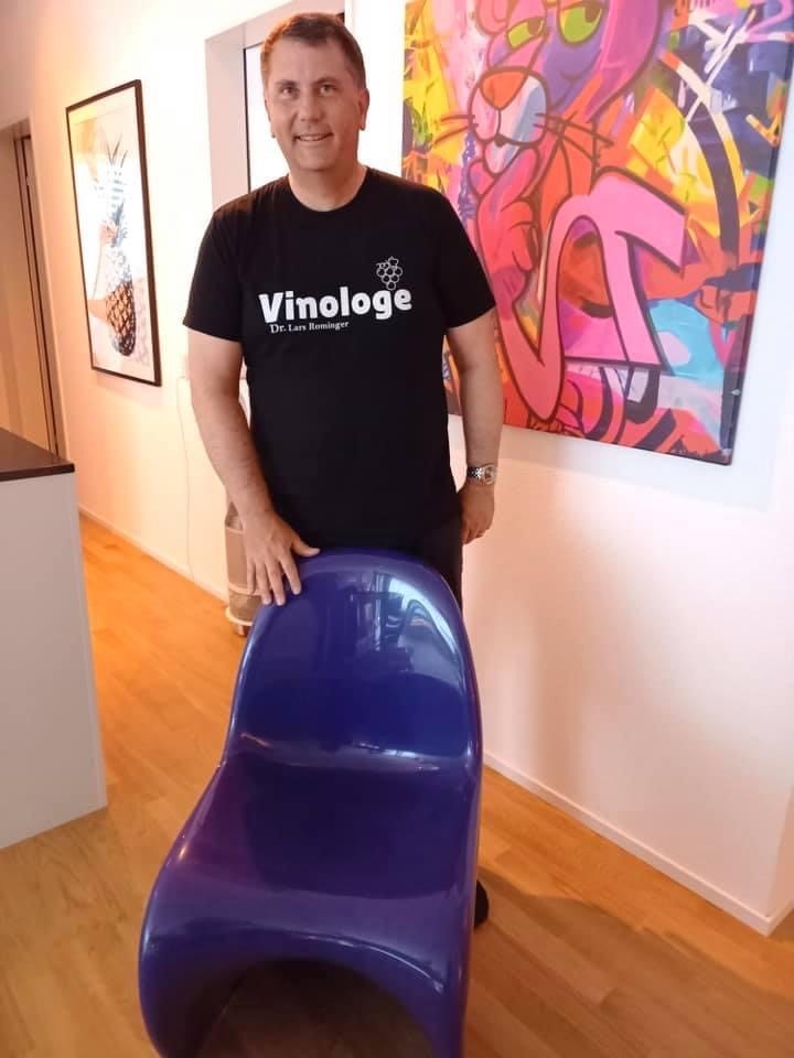 Vinologe Rominger liebt makromolekulare Begegnungen wie z.B. mit dem polymeren Freischwinger "Panton Chair". Der Stuhl hat den gleichen Jahrgang.