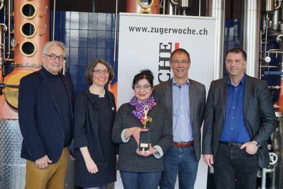 Bild: Lilian Fritze, Zuger Woche. Urs Bischof (Preisstifter), Manuela Weichelt-Picard (Laudatorin), Maria Greco (Zugerin des Jahres 2016), Stefan Hochuli (Platz 2) und Lars Rominger (Platz 3). 